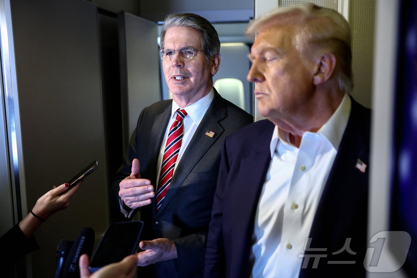 본문 이미지 - 27일&#40;현지시간&#41; 말레이시아에서 일본으로 향하는 에어포스원&#40;미 대통령 전용기&#41;에서 도널드 트럼프 미국 대통령과 스콧 베선트 재무장관이 한미 간 관세 후속 협상 진행상황에 대해 밝히고 있다. 베선트 장관은 한미 관세 후속 협상이 오는 29일 한미 정상회담 때 타결 가능하느냐는 질문에 &#34;끝날 거 같지 않다＂라고 답했다. 2025.10.27. ⓒ 로이터=뉴스1 ⓒ News1 류정민 특파원