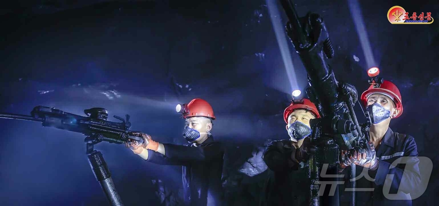 (평양 노동신문=뉴스1) = 북한 노동당 기관지 노동신문은 28일 "당이 제시한 석탄 생산 목표를 무조건 점령하고 당 제9차 대회를 승리자의 대회, 영광의 대회로 맞이하려는 석탄 …