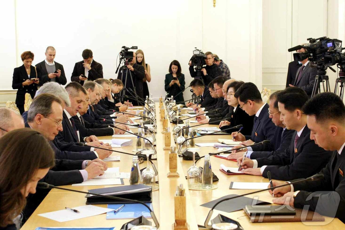 (평양 노동신문=뉴스1) = 북한 노동당 기관지 노동신문은 28일 북러 외무상 회담으로 발표한 공보문을 공개했다. 신문은 "조로(북러) 두 나라 국가수반들의 탁월하고 세련된 영도밑 …