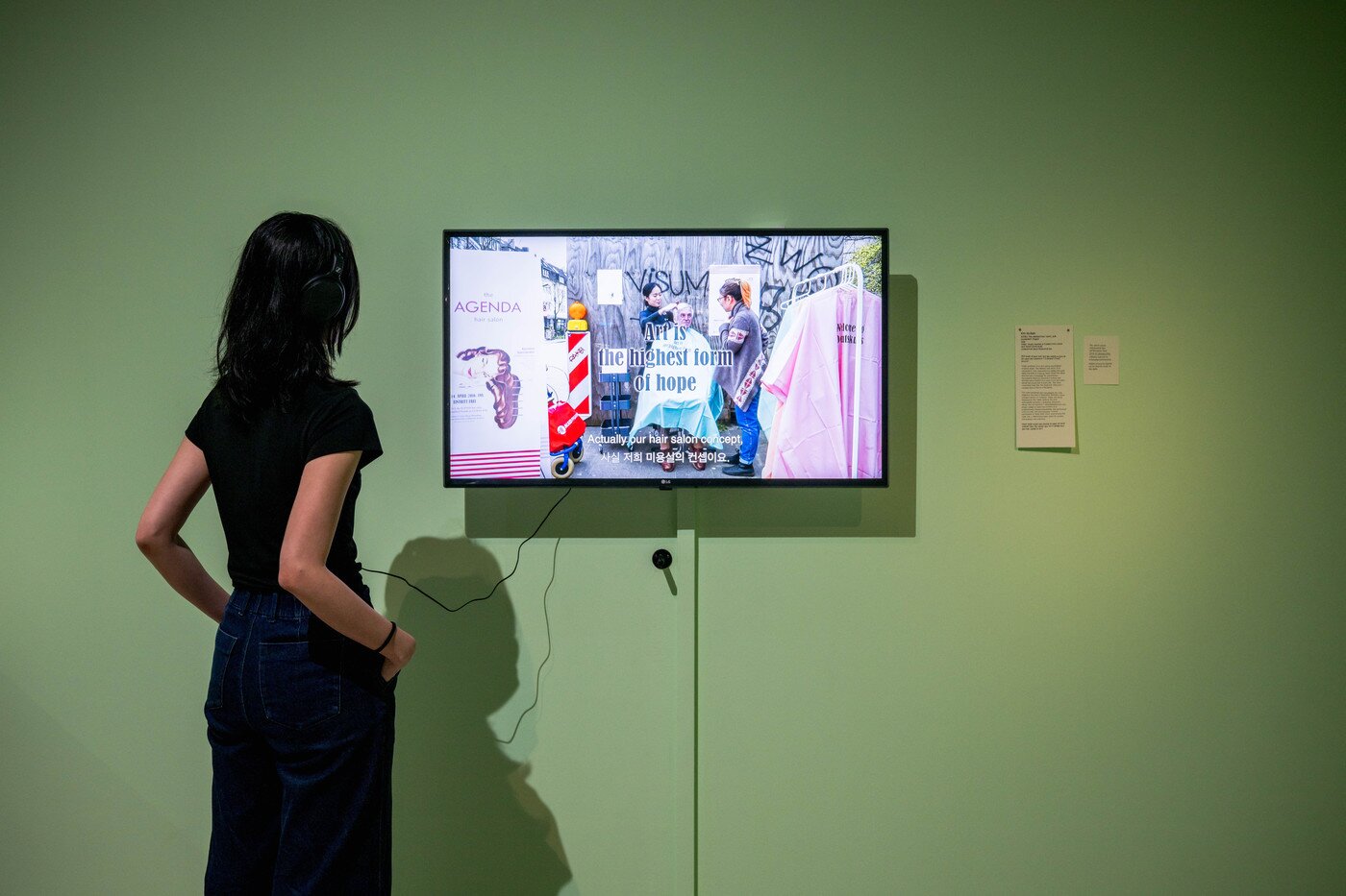 본문 이미지 - 전시 전경. Installation view of Kim Ga Ram’s ‘ACS#2_ The AGENDA Hair Salon, 2016 D&uuml;sseldorf-Project’ &#40;2016_&#41;. Image courtesy of Singapore Art Museum &#40;싱가포르미술관 제공&#41;