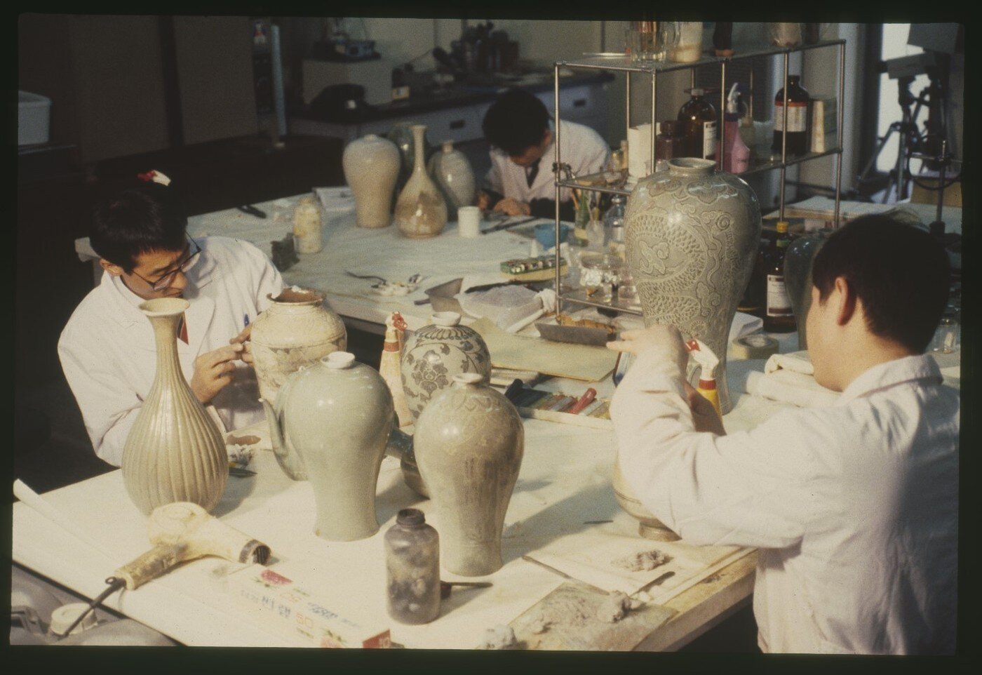 본문 이미지 - 1980년대 보존처리실(국립중앙박물관 제공)