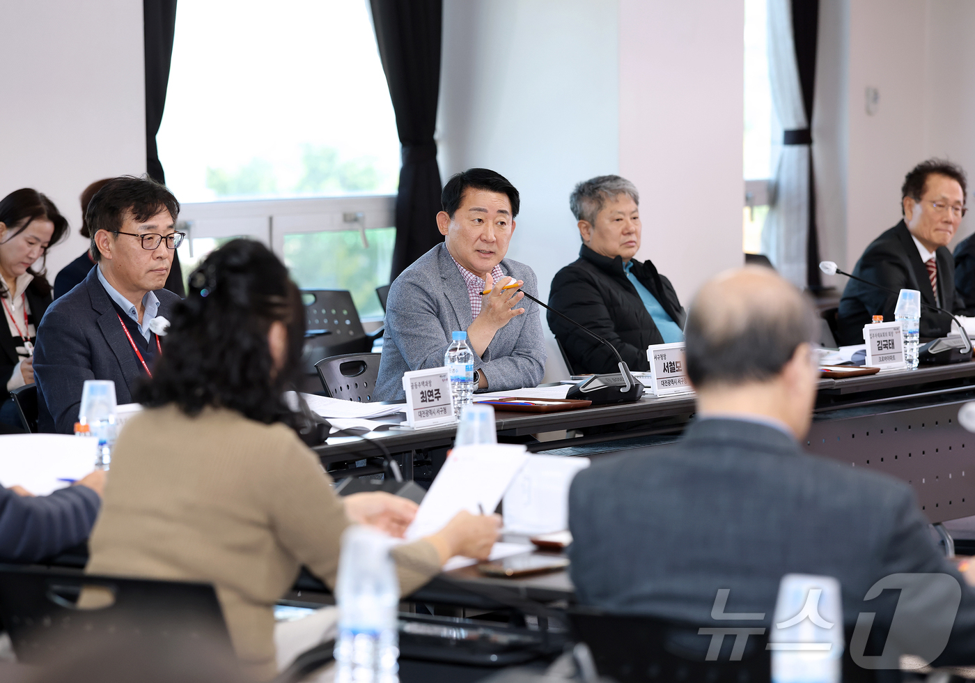 (대전=뉴스1) 김기태 기자 = 서철모 대전 서구청장이 지난 27일 청사에서 입주자대표회의 회장 간담회를 열고 공동주택에서 발생하는 각종 현안과 건의사항 등 의견을 나누고 있다.( …