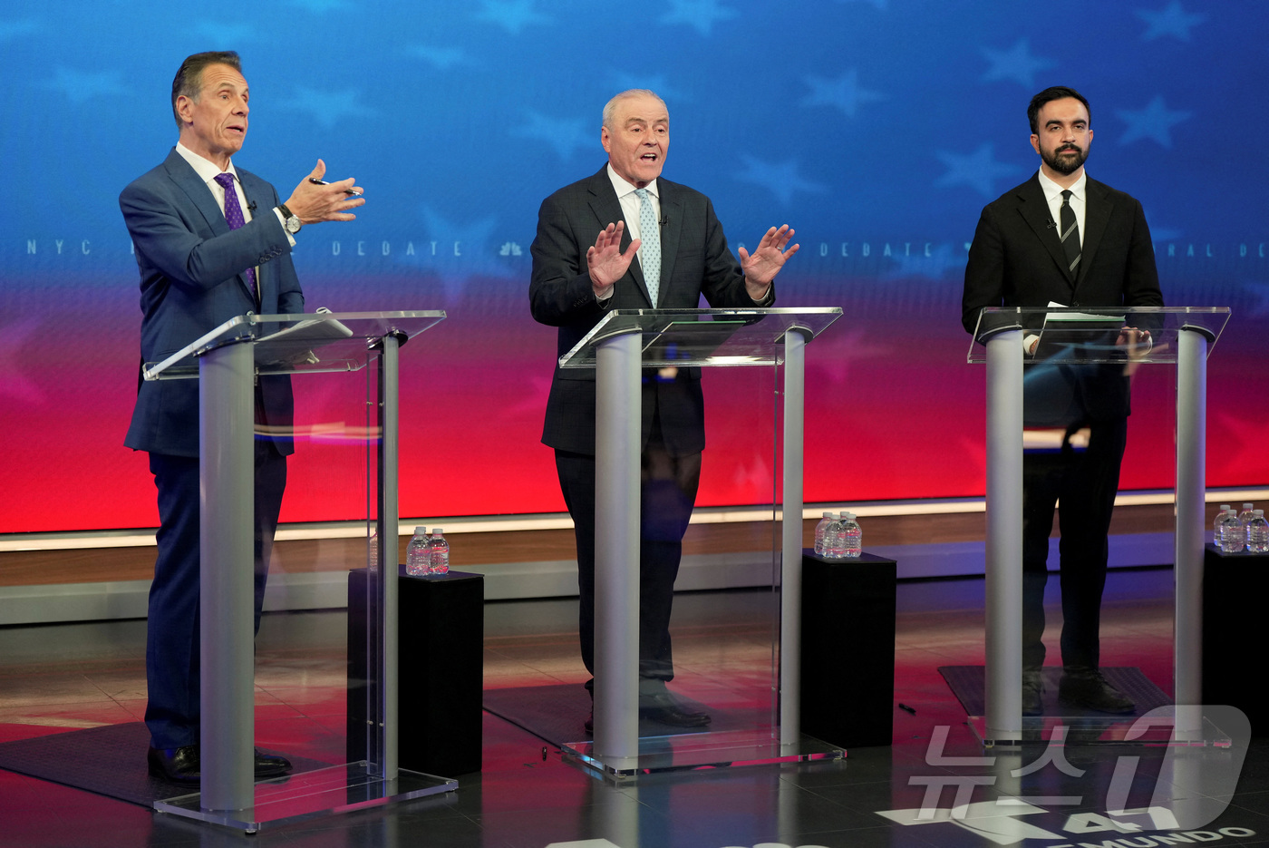 (뉴욕 로이터=뉴스1) 김경민 기자 = 앤드류 쿠오모 무소속 후보와 커디스 슬리와 공화당 후보, 조란 맘다니 민주당 후보가 16일(현지시간) 미국 뉴욕에서 뉴욕시장 선거 토론회에 …