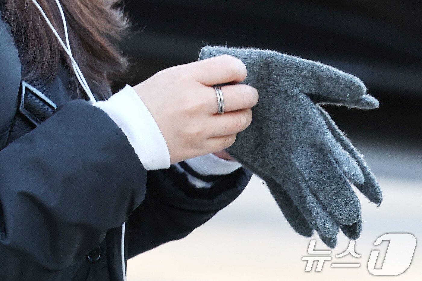 본문 이미지 - 올가을 들어 가장 추운 날씨를 보인 28일 오전 서울 종로구 광화문네거리에서 두터운 외투를 입은 출근길 시민들이 발걸음을 옮기고 있다. 2025.10.28/뉴스1 ⓒ News1 이광호 기자