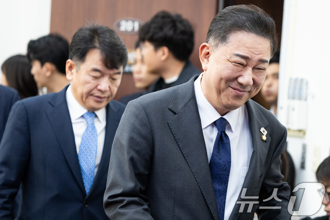 (서울=뉴스1) 유승관 기자 = 김병기 더불어민주당 원내대표를 비롯한 원내지도부가 28일 서울 여의도 국회에서 열린 국정감사 대책회의에 참석하고 있다. 2025.10.28/뉴스1