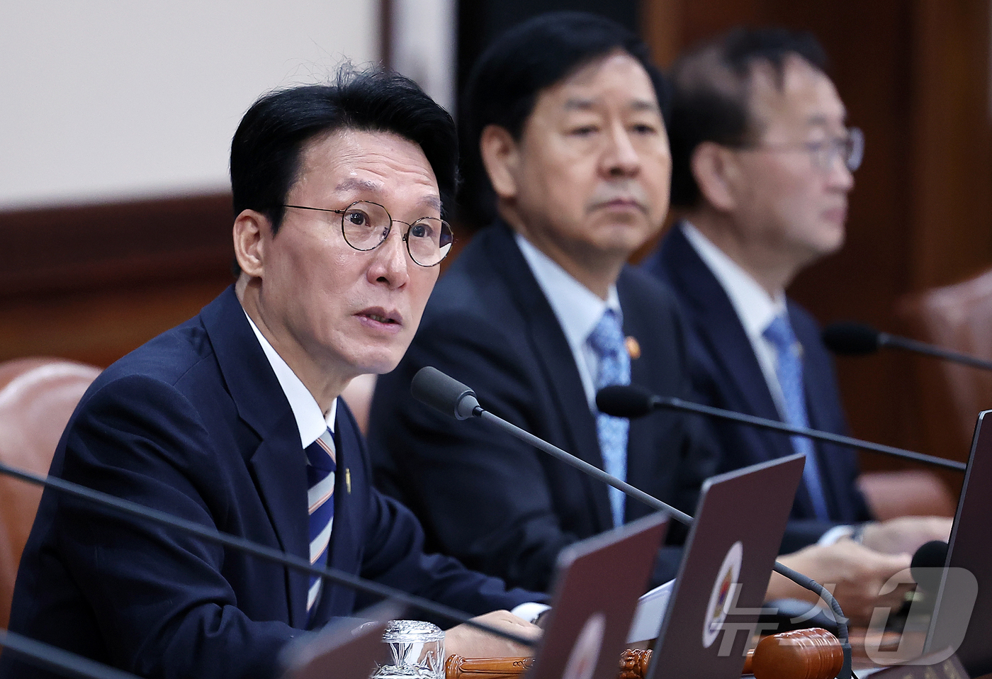 (서울=뉴스1) 김진환 기자 = 김민석 국무총리가 28일 서울 종로구 정부서울청사에서 열린 국무회의에서 모두발언을 하고 있다. 2025.10.28/뉴스1