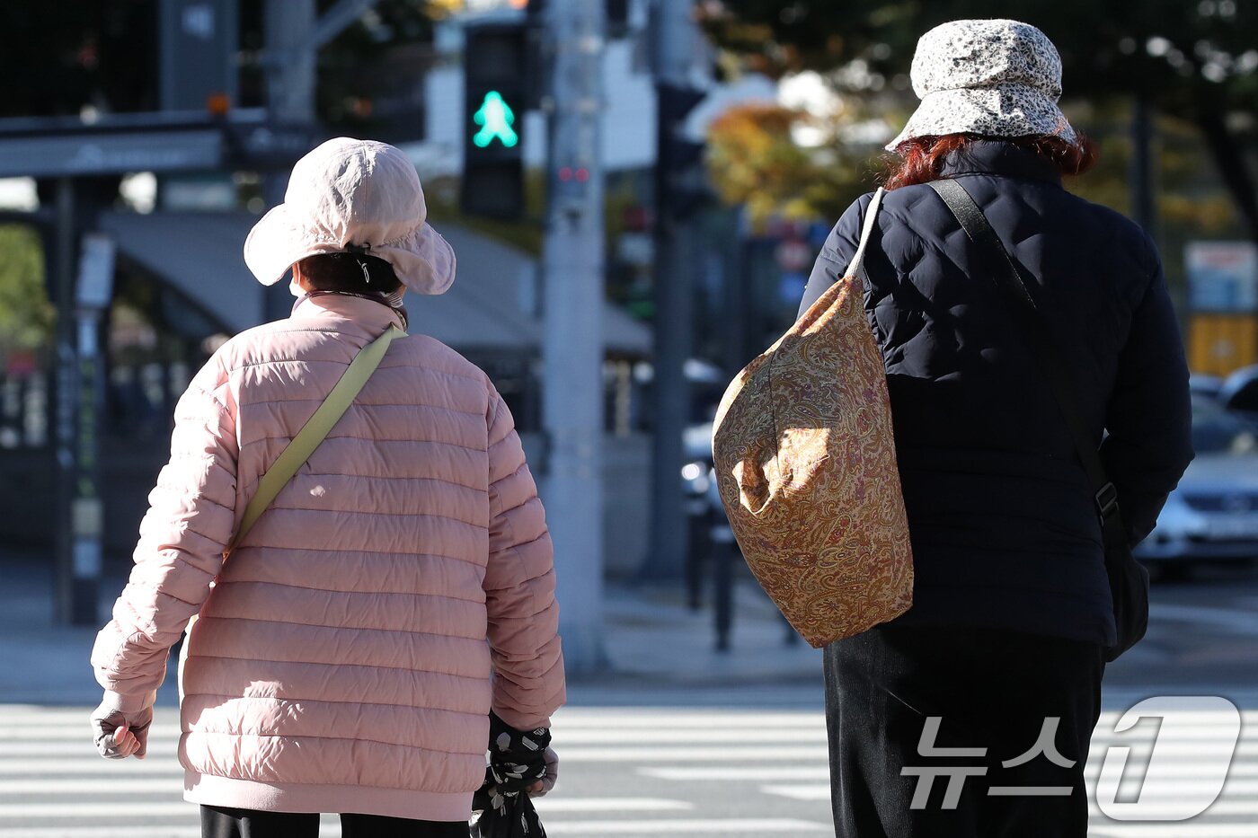 본문 이미지 - 초겨울 추위가 찾아온 28일 오전 대구 수성구 달구벌대로에서 겨울 외투와 모자 차림의 시민들이 발걸음을 재촉하고 있다. 2025.10.28/뉴스1 ⓒ News1 공정식 기자
