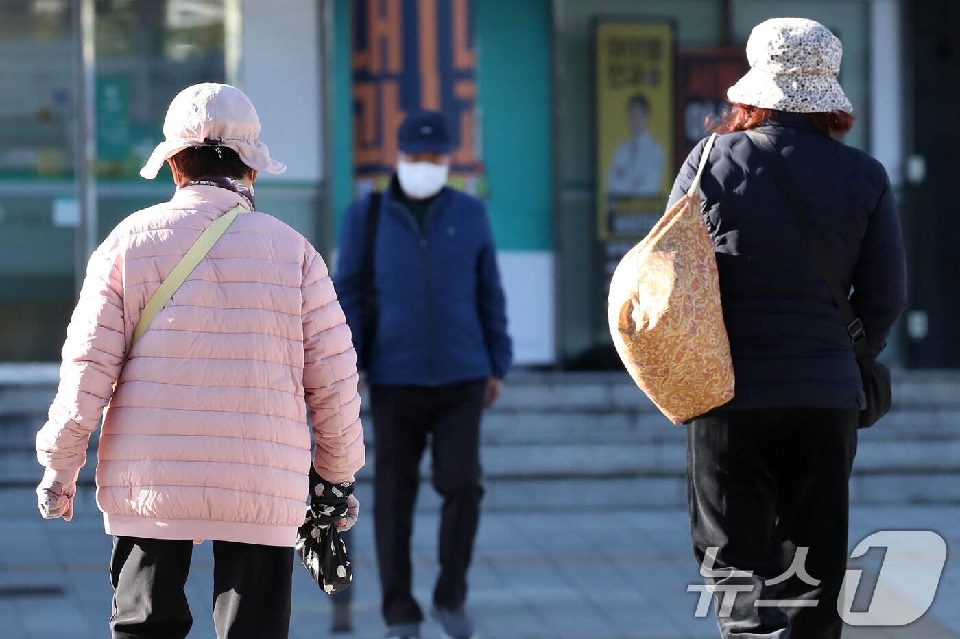 본문 이미지 - 대구 수성구 달구벌대로에서 겨울 외투 차림에 모자와 마스크를 쓴 시민들이 발걸음을 재촉하고 있다. /뉴스1 ⓒ News1 공정식 기자