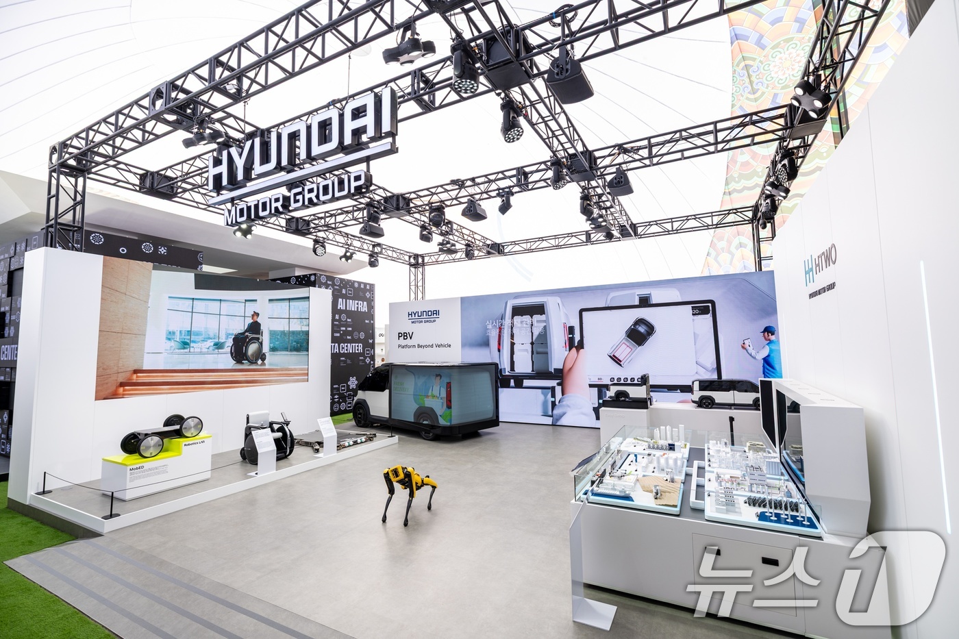 (서울=뉴스1) = 현대차그룹은 2025년 APEC 정상회의가 열리는 경북 경주시 일원에서 수소를 비롯해 PBV와 로보틱스 사업의 핵심 기술을 보여주는 다양한 전시 및 행사를 진행 …