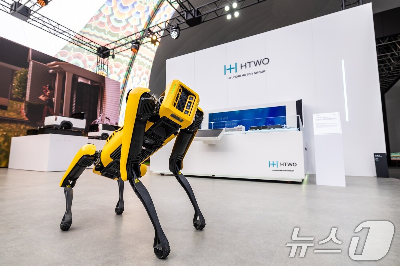 본문 이미지 - 현대차그룹은 2025년 APEC 정상회의가 열리는 경북 경주시 일원에서 수소를 비롯해 PBV와 로보틱스 사업의 핵심 기술을 보여주는 다양한 전시 및 행사를 진행한다고 28일 밝혔다. 사진은 경주엑스포대공원 에어돔 ‘현대자동차그룹관’ 내를 자유롭게 활보하고 있는 보스턴다이나믹스의 4족 보행 로봇 ‘스팟(SPOT)’ 모습. (현대차·기아 제공. 재판매 및 DB 금지) 2025.10.28/뉴스1