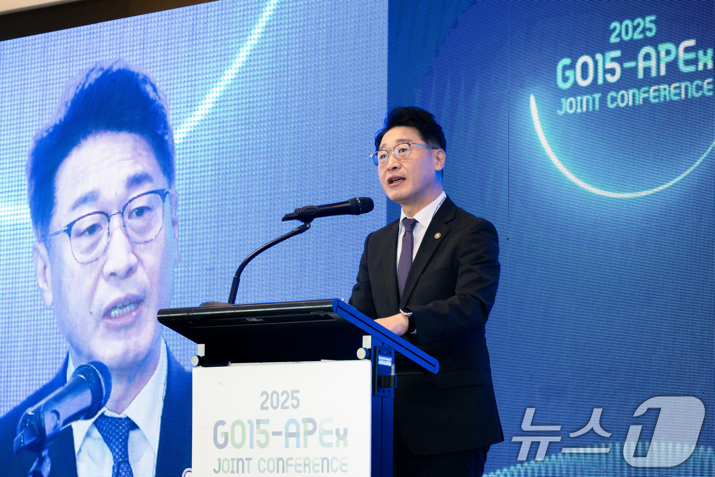 (서울=뉴스1) = 이호현 기후에너지환경부 2차관이 28일 서울 용산구 그랜드하얏트호텔에서 열린 ‘2025세계계통운영자협의체(GO15)– 세계전력거래소협회(APEx) 공동컨퍼런스’ …