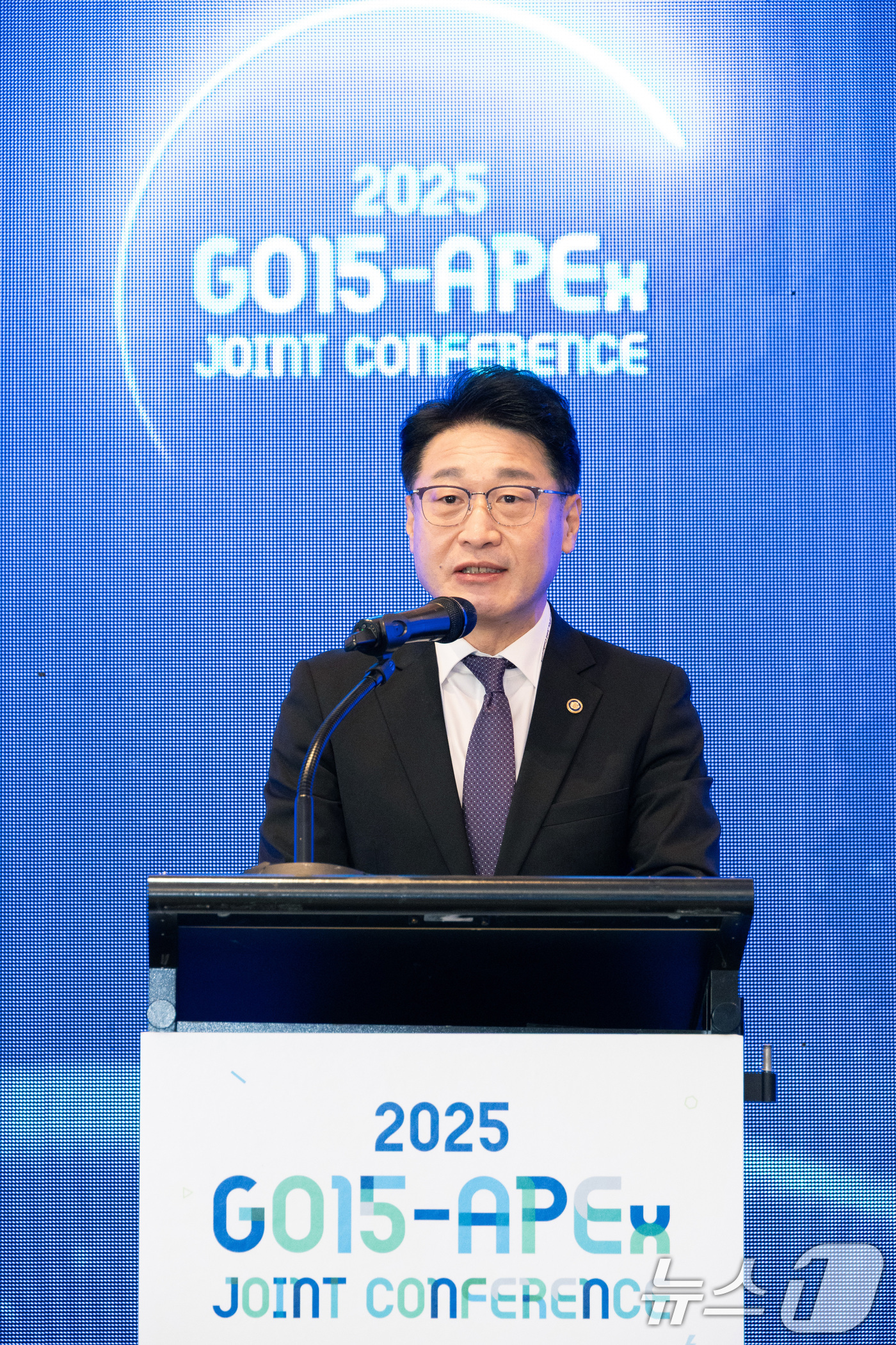 (서울=뉴스1) = 이호현 기후에너지환경부 2차관이 28일 서울 용산구 그랜드하얏트호텔에서 열린 ‘2025세계계통운영자협의체(GO15)– 세계전력거래소협회(APEx) 공동컨퍼런스’ …