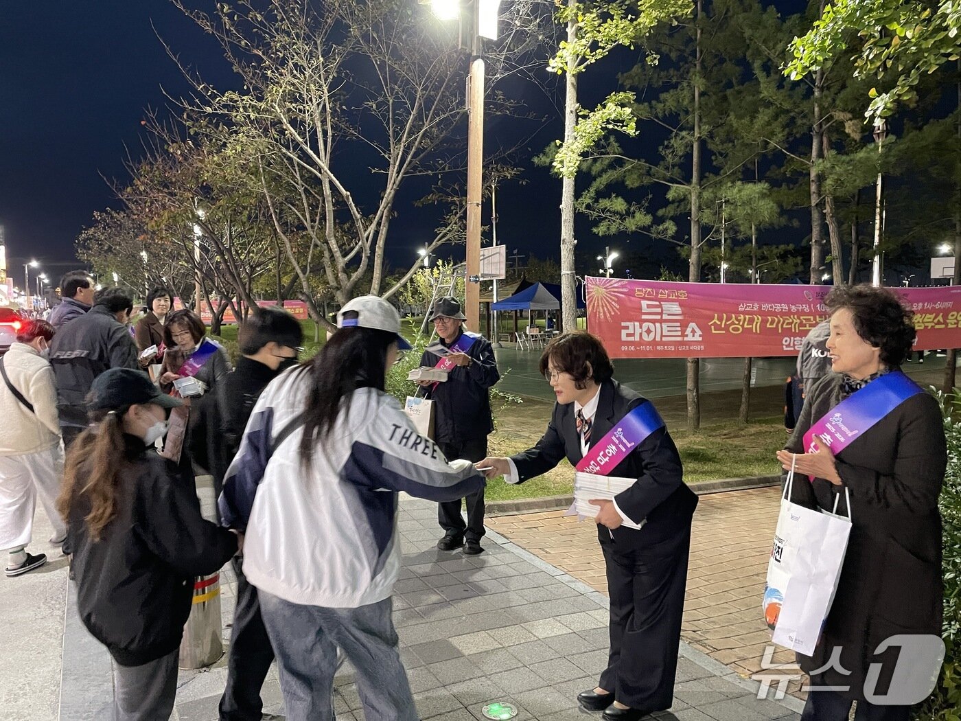 본문 이미지 - 당진문화관광해설사회는 행사 기간 현장에서 당진 관광 지도를 배포하며 이번 축제를 안내하는 등 시의 관광 홍보 활동을 펼치는 모습(당진시 제공. 재판매 및 DB금지)2025.10.28/뉴스1