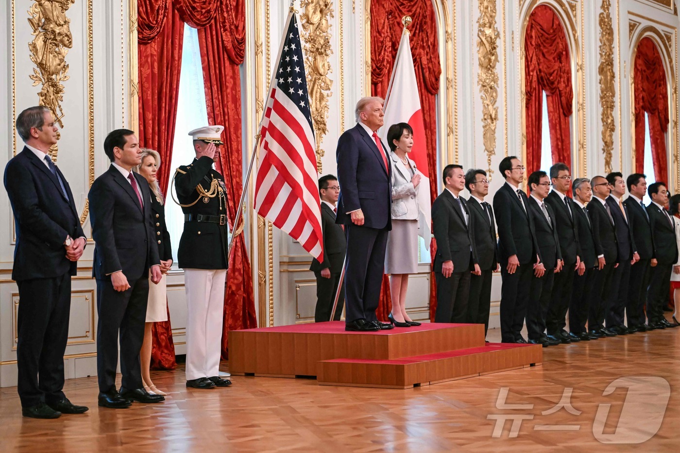 (도쿄 AFP=뉴스1) 최종일 선임기자 = 28일 도널드 트럼프 미국 대통령과 다카이치 사나에 일본 총리가 도쿄 아카사카 영빈관에서 자위대 의장대를 사열하고 있다. 2025.10. …