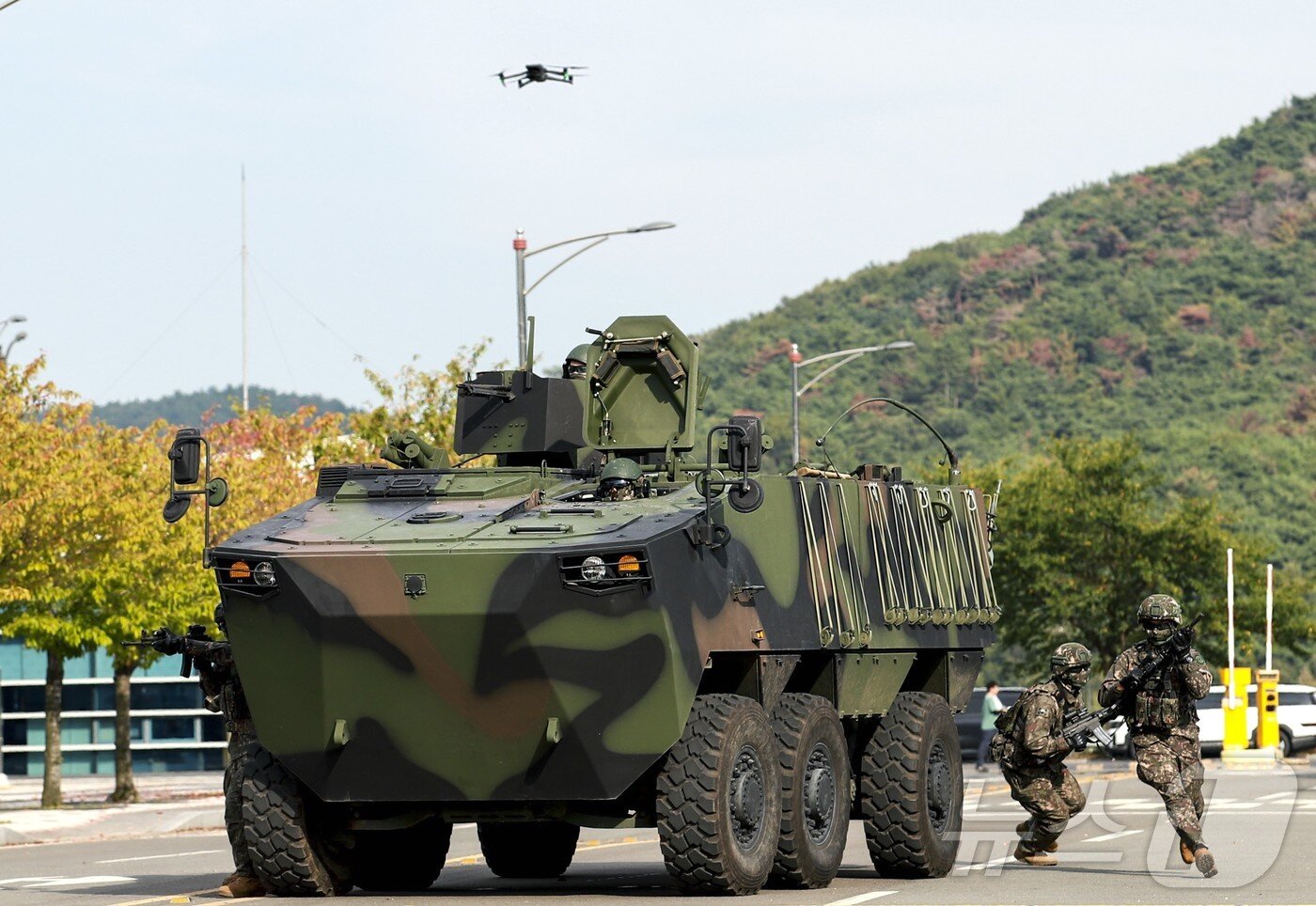 본문 이미지 - 육군 제2작전사령부가 28일 경북 경주 일원에서 열리는 ‘2025 아시아태평양경제협력체(APEC) 정상회의’의 성공적 개최를 위해 경호·경비 및 대테러 작전 준비태세를 완비했다고 밝혔다. (육군제2작전사령부 제공. 재판매 및 DB금지)2025.10.28/뉴스1 ⓒ News1 김대벽기자