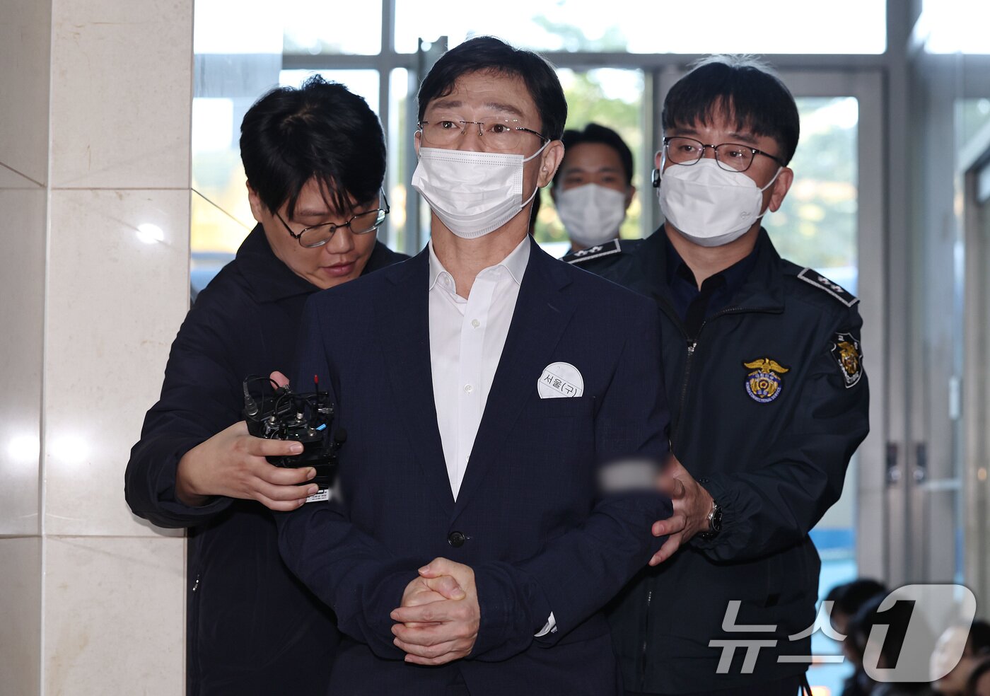 본문 이미지 - 임성근 전 해병대 1사단장이 28일 오전 서울 서초구 해병대원 순직 사건 관련 의혹을 수사하는 순직해병특검팀&#40;특별검사 이명현&#41; 사무실로 향하고 있다. 2025.10.28/뉴스1 ⓒ News1 구윤성 기자