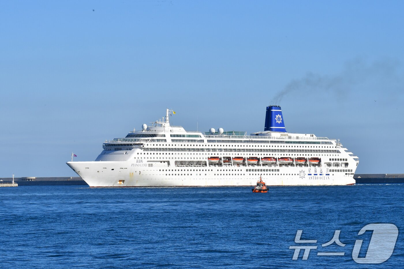 본문 이미지 - 28일 APEC 회의 기간 동안 글로벌 CEO 들의 숙소로 사용할 크루즈선이 경북 포항시 북구 영일만항에 입항했다. 2025.10.28/뉴스1 ⓒ News1 최창호 기자