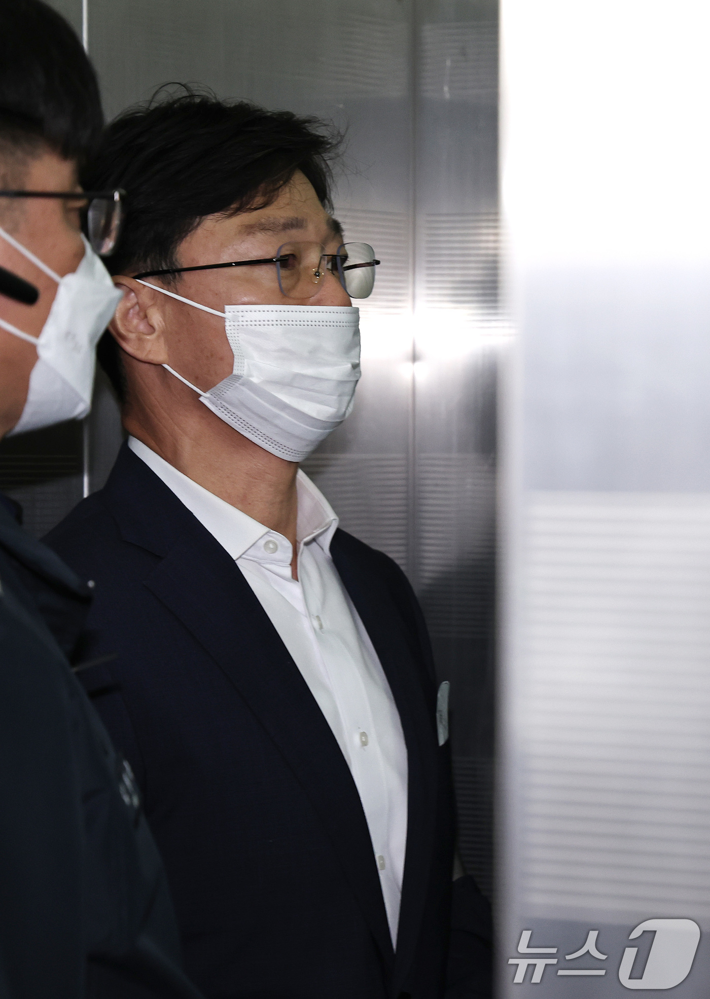 (서울=뉴스1) 구윤성 기자 = 임성근 전 해병대 1사단장이 28일 오전 휴대전화 포렌식 선별 참관을 위해 서울 서초구 해병대원 순직 사건 관련 의혹을 수사하는 순직해병특검팀(특별 …