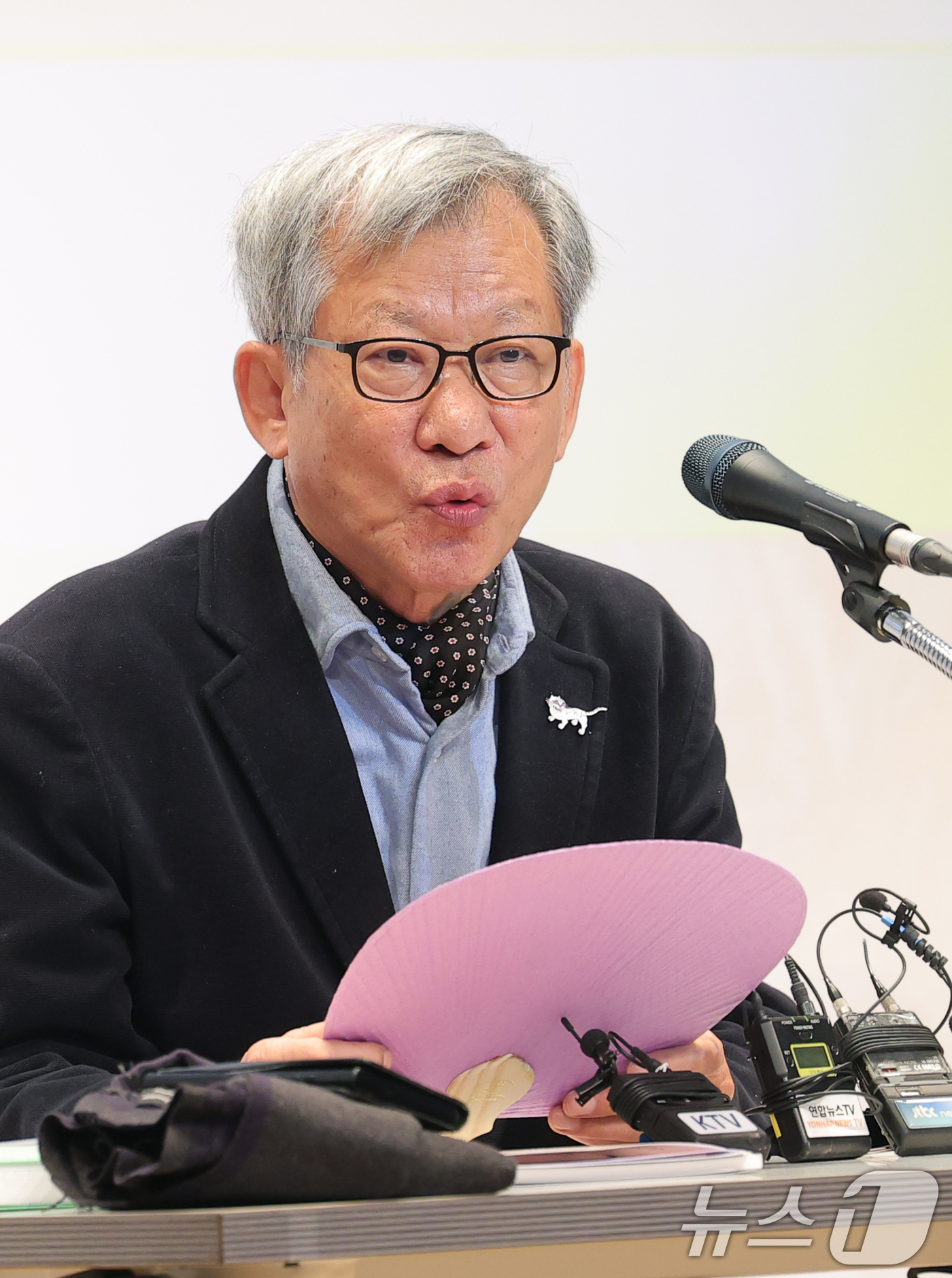 (서울=뉴스1) 권현진 기자 = 유홍준 국립중앙박물관 관장이 28일 오전 서울 용산구 국립중앙박물관에서 열린 보존과학센터 개관 및 기자간담회에서 인사말을 하고 있다. 2025.10 …