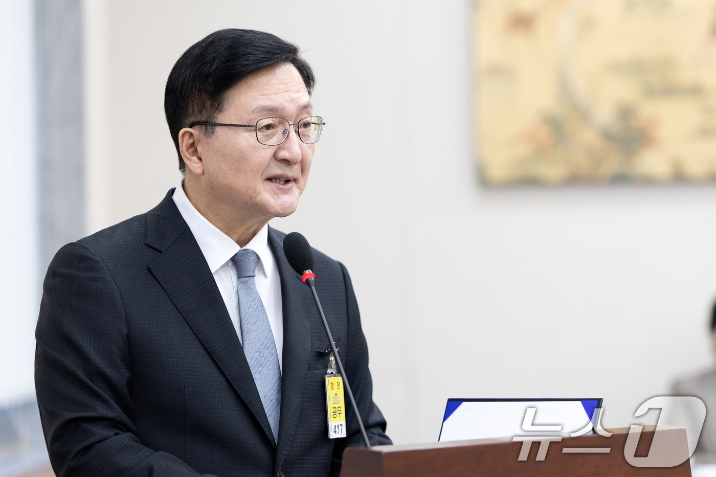 (서울=뉴스1) 이승배 기자 = 유홍림 서울대학교 총장이 28일 서울 여의도 국회에서 열린 교육위원회 서울대학교 등에 대한 국정감사에 출석해 업무보고하고 있다. 2025.10.28 …