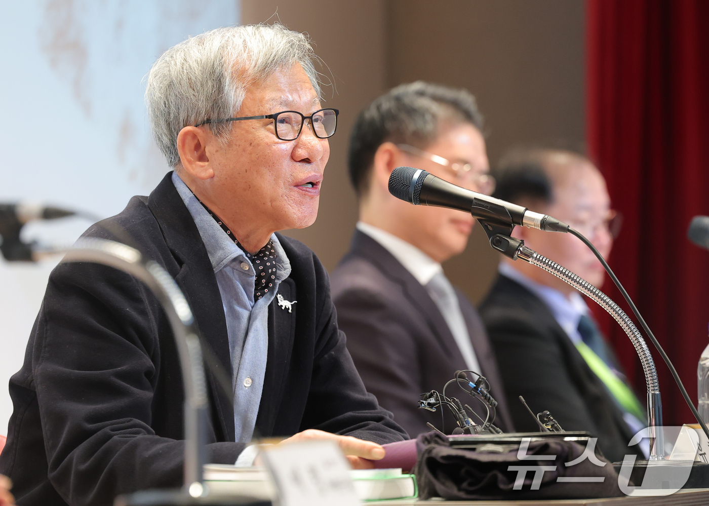 (서울=뉴스1) 권현진 기자 = 유홍준 국립중앙박물관 관장이 28일 오전 서울 용산구 국립중앙박물관에서 열린 보존과학센터 개관 및 기자간담회에서 인사말을 하고 있다. 2025.10 …