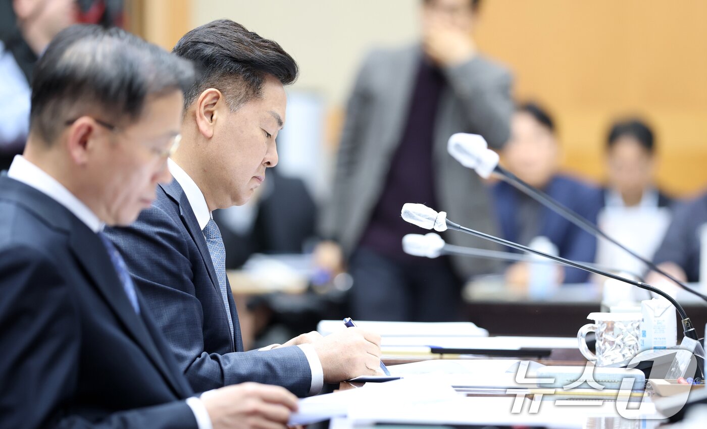 본문 이미지 - 김관영 전북특별자치도지사가 28일 전북 전주시 전북특별자치도청 대회의실에서 열린 국회 행정안전위원회 국정감사에서 앞서 자료를 살피고 있다. 2025.10.28/뉴스1 ⓒ News1 유경석 기자