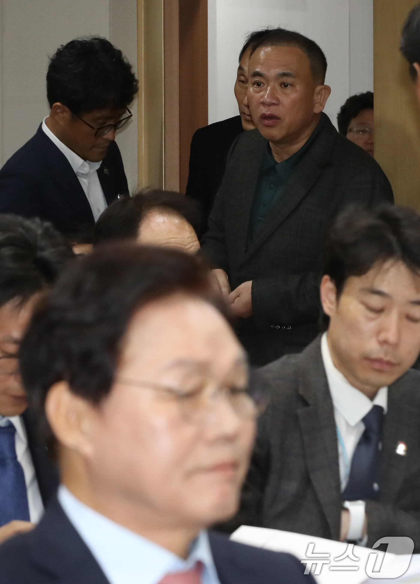 (창원=뉴스1) 윤일지 기자 = '정치 브로커' 명태균 씨가 28일 경남 창원 의창구 경남도청에서 열린 국회 행정안전위원회의 경남도청에 대한 국정감사에 증인으로 출석하고 있다. 2 …