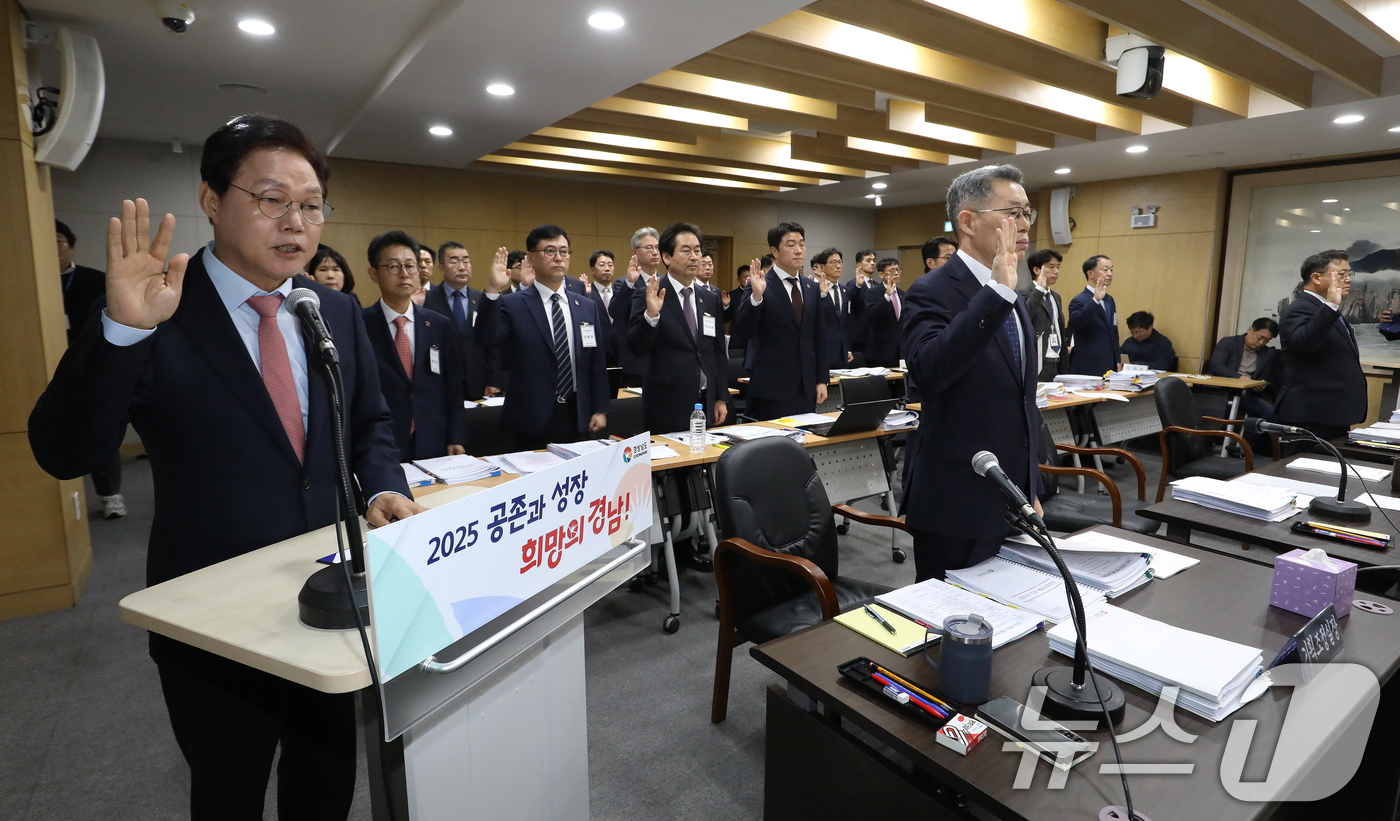 (창원=뉴스1) 윤일지 기자 = 박완수 경남도지사가 28일 경남 창원 의창구 경남도청에서 열린 국회 행정안전위원회의 경남도청에 대한 국정감사에서 증인 선서를 하고 있다.  2025 …