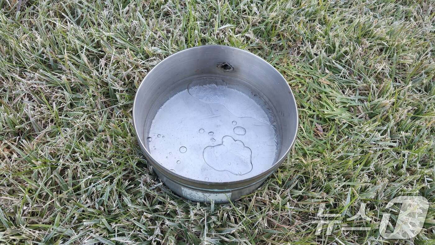 본문 이미지 - 기상청은 28일 서울 종로구 송월동 서울기상관측소에서 첫얼음, 첫서리가 관측되었다고 밝혔다. (기상청 제공. 재판매 및 DB 금지) 2025.10.28/뉴스1