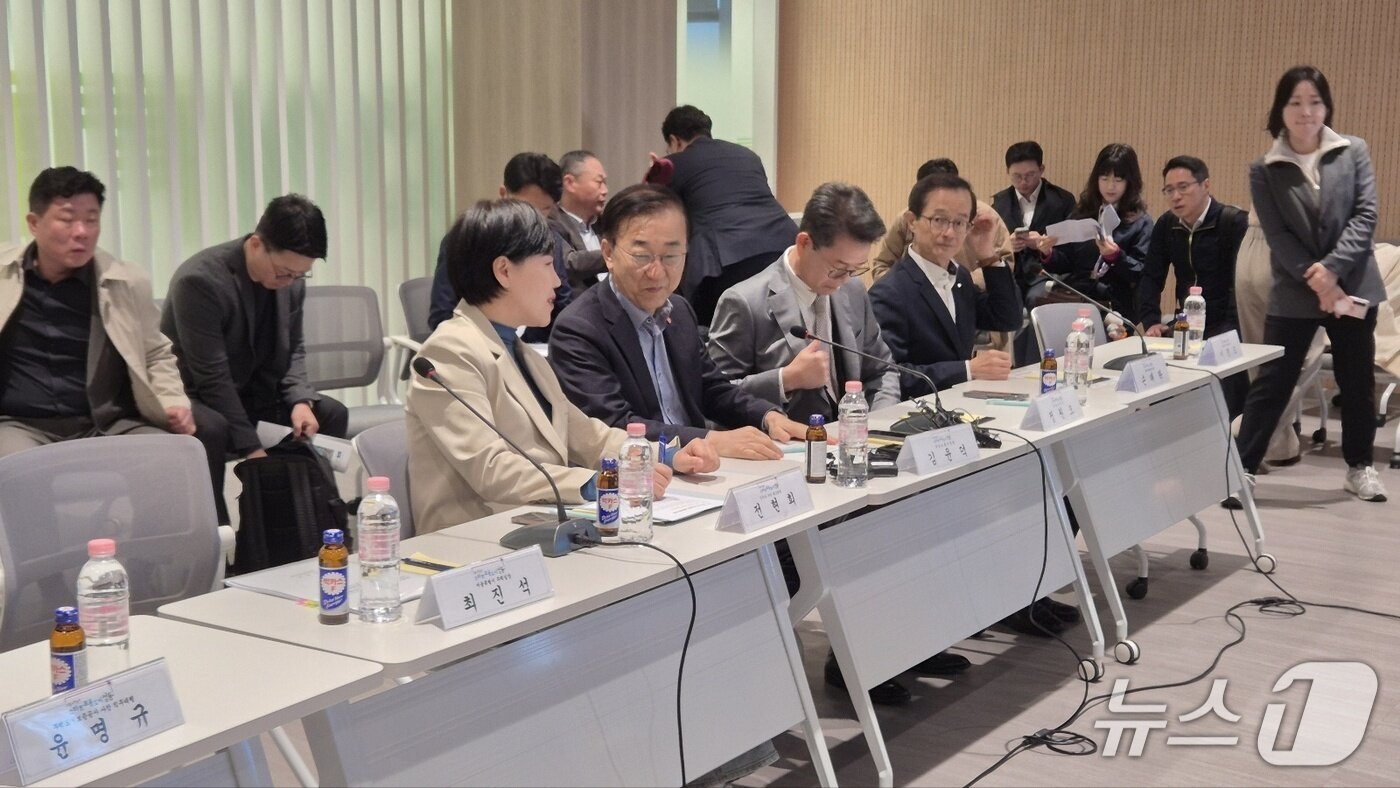 본문 이미지 - 성수1구역 재건축 현장 간담회 모습. 2025.10.28/뉴스1 김동규 기자ⓒ news1