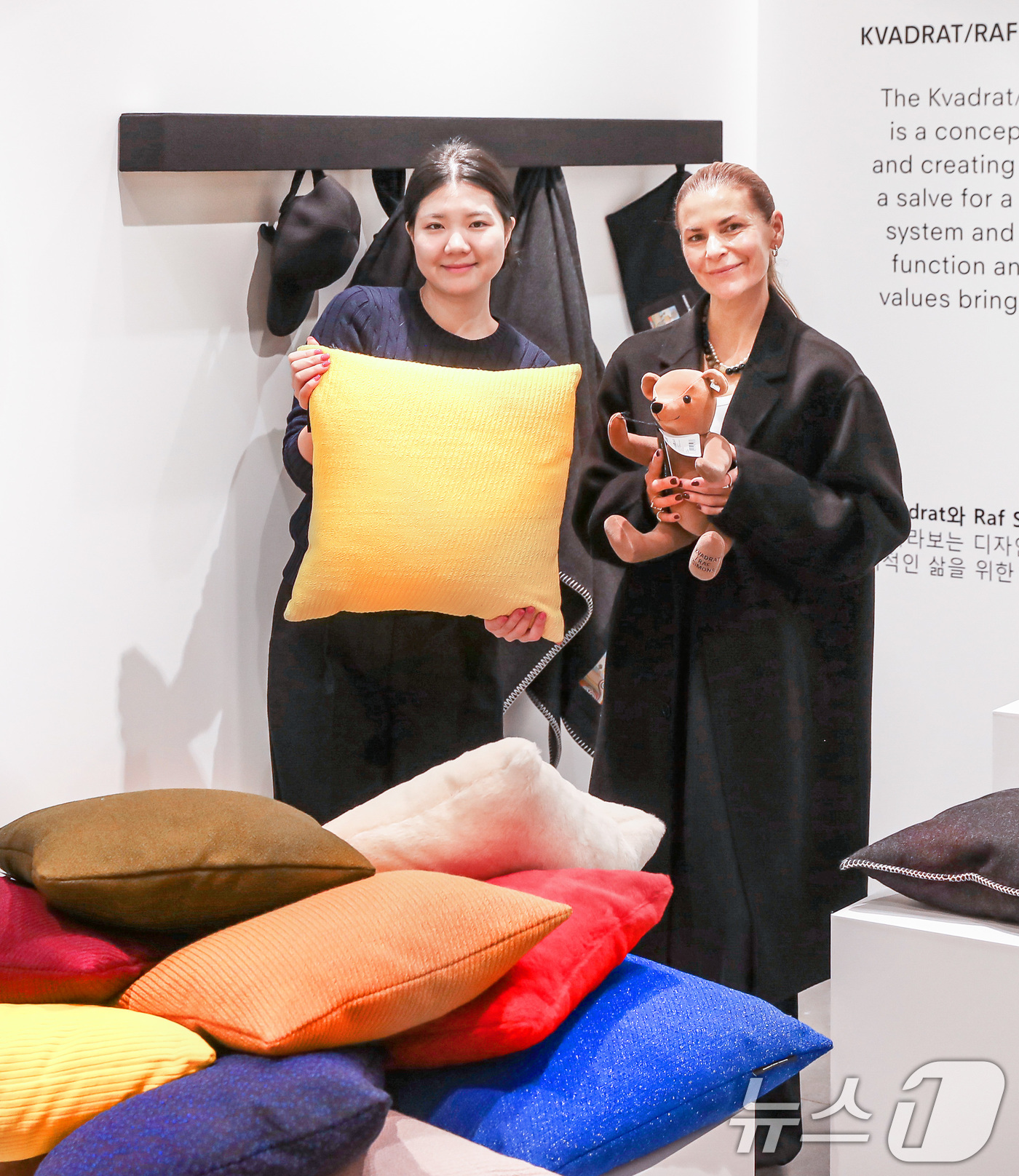 (서울=뉴스1) = 현대백화점은 다음날 9일까지 현대백화점 판교점에서 해외 유명 리빙 브랜드의 홈웨어, 패션 액세서리 등을 만나 볼 수 있는 팝업스토어를 진행한다고 28일 밝혔다. …