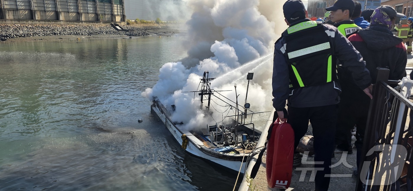 (인천=뉴스1) 박소영 기자 = 28일 오전 10시 21분쯤 인천시 동구 화수동 화수부두에 있던 꽃게잡이 선박에서 화재가 발생했다.(인천소방본부 제공. 재배포 및 DB금지)2025 …