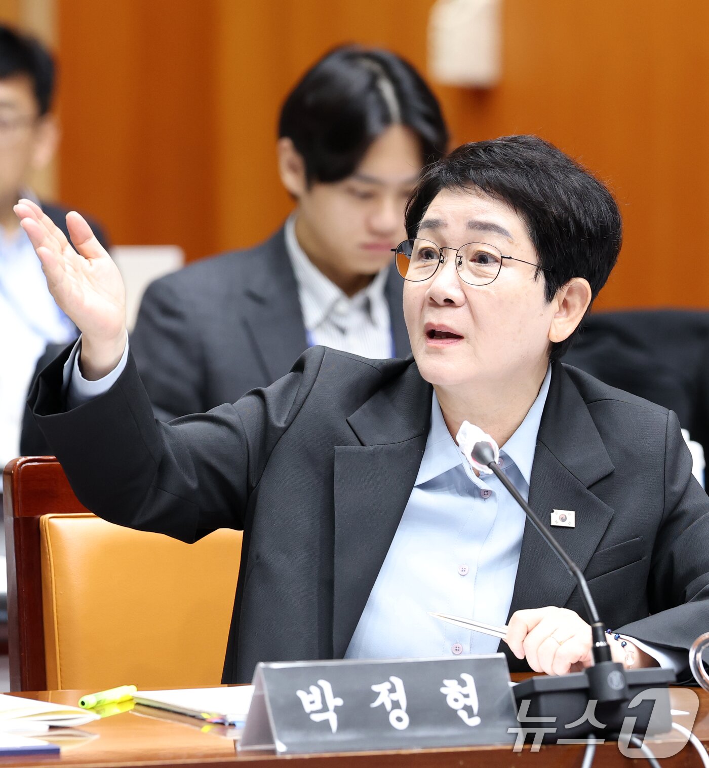 본문 이미지 - 박정현 더불어민주당 의원이 28일 전북 전주시 전북특별자치도청 대회의실에서 열린 국회 행정안전위원회 국정감사에서 질의를 하고 있다. 2025.10.28/뉴스1 ⓒ News1 유경석 기자