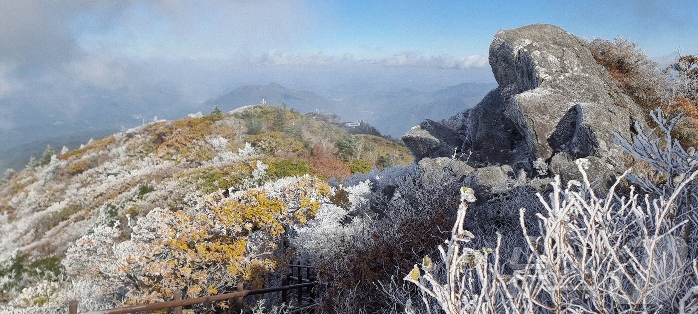 본문 이미지 - 28일 아침 06시 40분 전북 무주군 덕유산 설천봉이 영하로 떨어지면서 상고대가 피었다..&#40;덕유산사무소 제공. 재판매 및 DB금지&#41;2025.10.28/뉴스1 ⓒ News1 김동규 기자