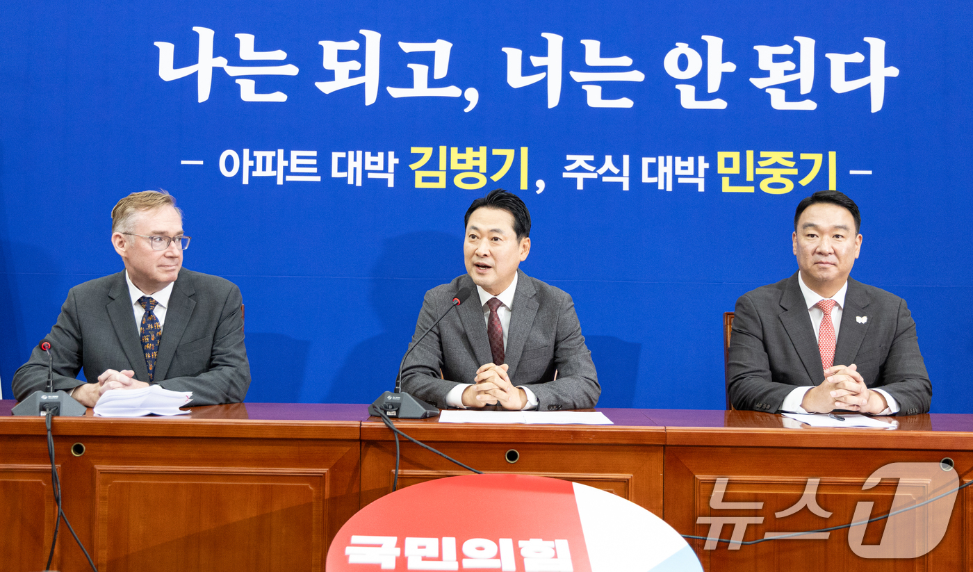 (서울=뉴스1) 이승배 기자 = 장동혁 국민의힘 대표가 28일 서울 여의도 국회에서 콜린 크룩스 주한영국대사를 접견하고 있다. 2025.10.28/뉴스1