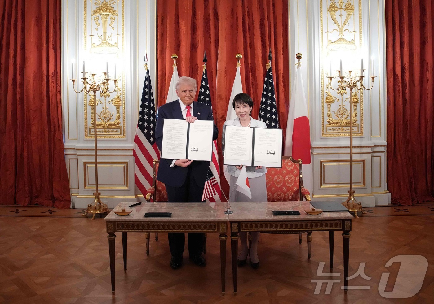 (도쿄 AFP=뉴스1) 최종일 선임기자 = 도널드 트럼프 미국 대통령과 다카이치 사나에 일본 총리자 28일 도쿄 모토아카사카의 영빈관에서 회담을 마친 뒤 '핵심 광물 및 희토류 공 …