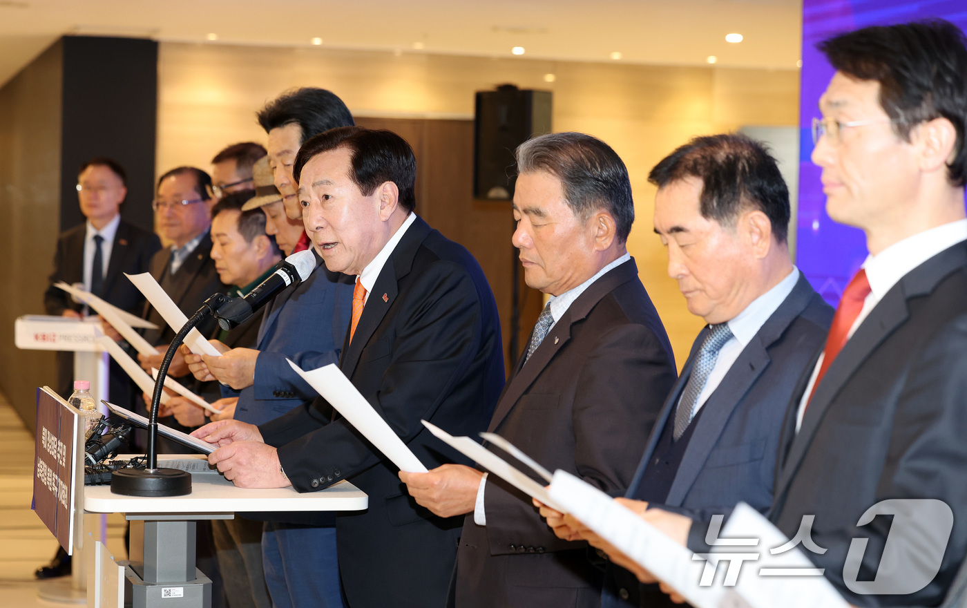 (서울=뉴스1) 이호윤 기자 = 김기문 중소기업중앙회장이 28일 서울 영등포구 중소기업중앙회에서 열린 북미 정상회담 및 남북경협 활성화 촉구 기자회견에서 취재진의 질문에 답변하고 …