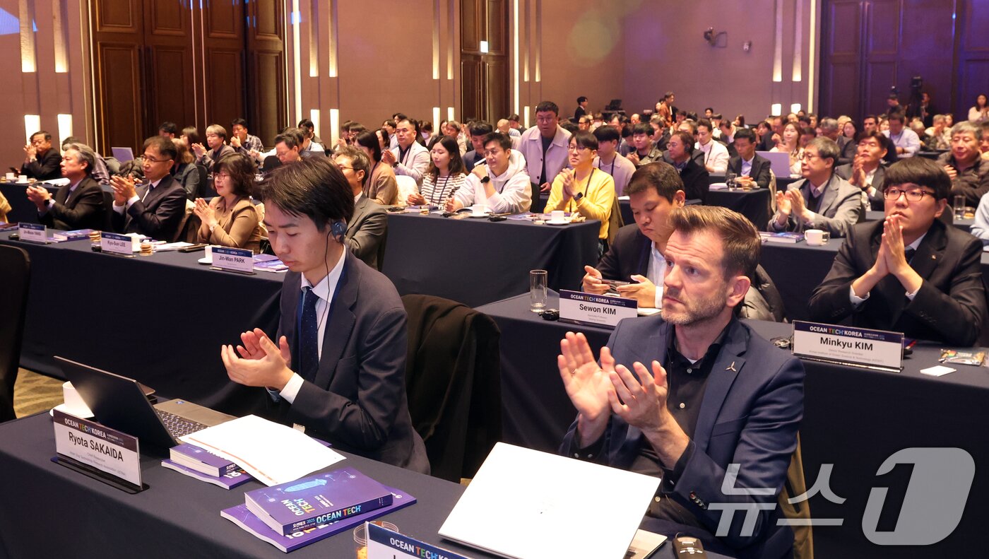 본문 이미지 - 28일 서울 서초구 양재동 엘타워에서 열린 오션테크 코리아 2025에서 참석자들이 최봉준 HD현대마린솔루션 상무의 &#39;From Data Intelligence: Physical Ai로 실현되는 해양의 새로운 패러다임&#39; 이라는 주제의 기조발표를 듣고 있다. &#39;오션테크코리아&#39;는 해양수산기업의 경쟁력을 높이기 위해 2020년부터 매년 개최돼 온 행사로, 해양수산 분야의 혁신 기술을 개발하고 상용화한 선도기업을 소개하고, 국내·외 기술 동향을 공유하는 산업 정보 교류의 장이다. 2025.10.28/뉴스1 ⓒ News1 김명섭 기자