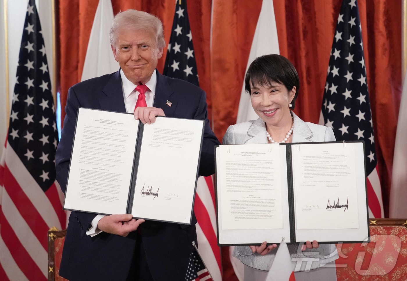 (도쿄 AFP=뉴스1) 최종일 선임기자 = 도널드 트럼프 미국 대통령과 다카이치 사나에 일본 총리자 28일 도쿄 모토아카사카의 영빈관에서 회담을 마친 뒤 '핵심 광물 및 희토류 공 …