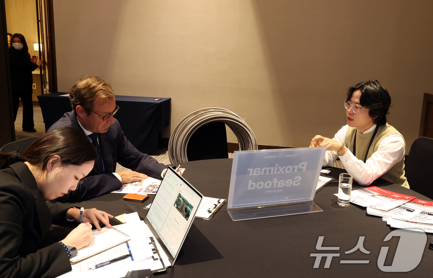 (서울=뉴스1) 김명섭 기자 = 28일 서울 서초구 양재동 엘타워에서 열린 오션테크 코리아 2025에서 우리나라 기업과 프록시마 시푸드의 비즈니스 미팅이 이뤄지고 있다.'오션테크코 …