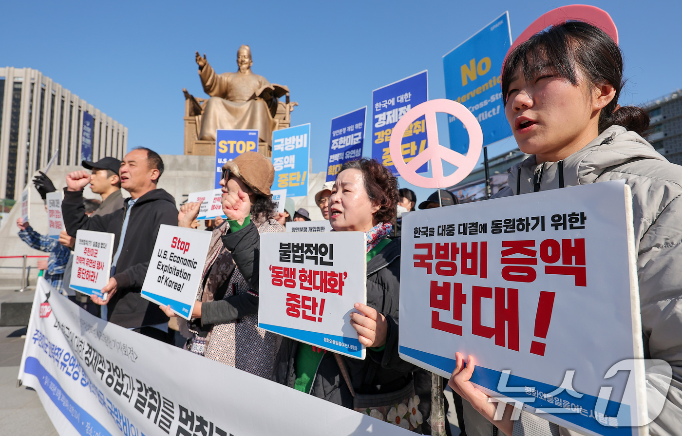 (서울=뉴스1) 김성진 기자 = 평화와통일을여는사람들 관계자들이 28일 서울 종로구 주한미국대사관 앞에서 열린 10.29 한미 정상회담에 즈음한 기자회견에서 구호를 외치고 있다. …
