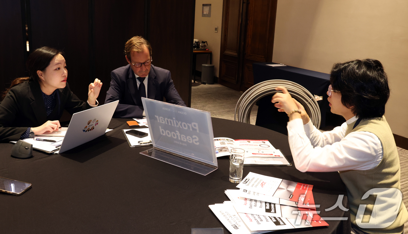 (서울=뉴스1) 김명섭 기자 = 28일 서울 서초구 양재동 엘타워에서 열린 오션테크 코리아 2025에서 우리나라 기업과 프록시마 시푸드의 비즈니스 미팅이 이뤄지고 있다.'오션테크코 …