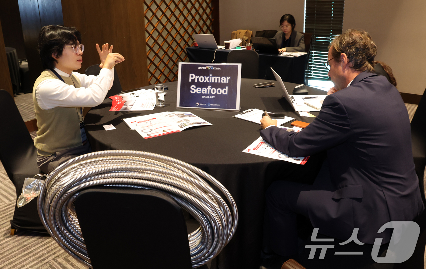 (서울=뉴스1) 김명섭 기자 = 28일 서울 서초구 양재동 엘타워에서 열린 오션테크 코리아 2025에서 우리나라 기업과 프록시마 시푸드의 비즈니스 미팅이 이뤄지고 있다.'오션테크코 …