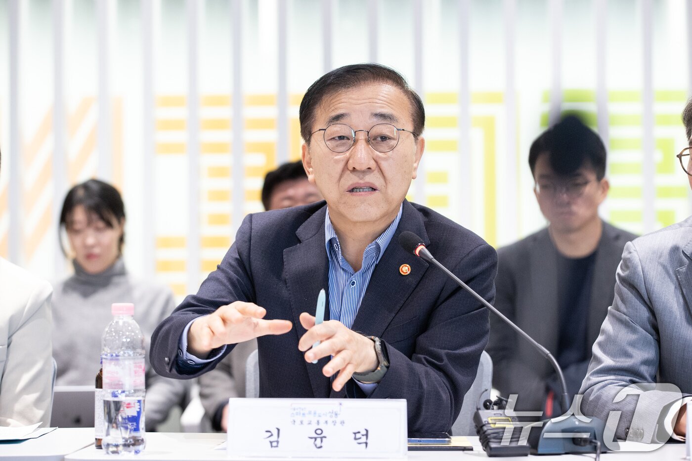 본문 이미지 - 김윤덕 국토교통부 장관이 28일 서울 성수동에 위치한 성수1재건축사업 현장을 방문해 사업추진 현황을 점검하고 있다. &#40;국토교통부 제공. 재판매 및 DB 금지&#41; 2025.10.28/뉴스1