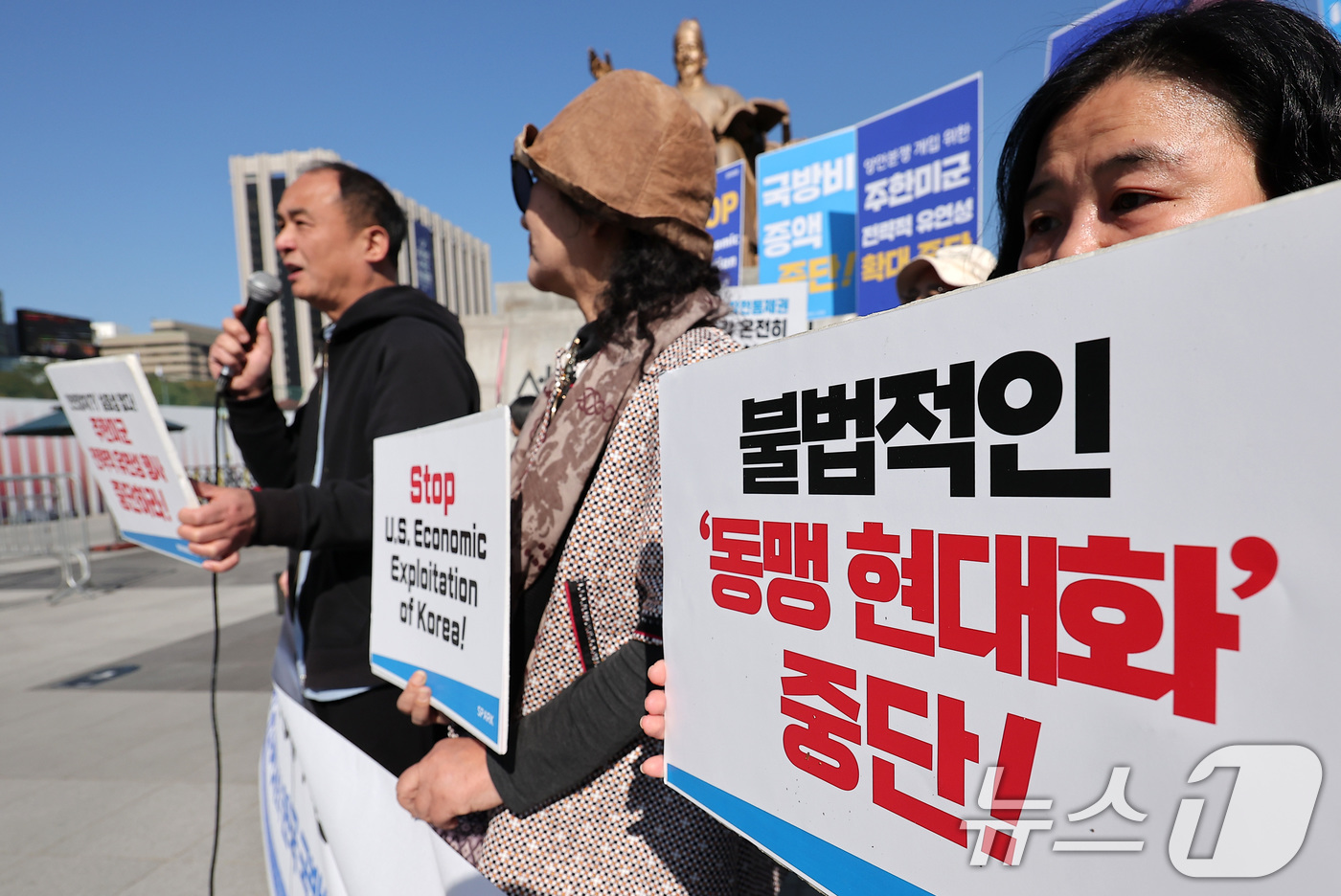 (서울=뉴스1) 김성진 기자 = 평화와통일을여는사람들 관계자들이 28일 서울 종로구 주한미국대사관 앞에서 10.29 한미 정상회담에 즈음한 기자회견을 하고 있다. 2025.10.2 …