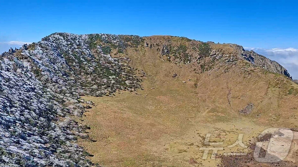 본문 이미지 - 28일 제주 한라산 정상인 백록담에서 올가을 첫 상고대가 관측됐다. (한라산국립공원 제공. 재판매 및 DB 금지) 2025.10.28/뉴스1 ⓒ News1 홍수영 기자