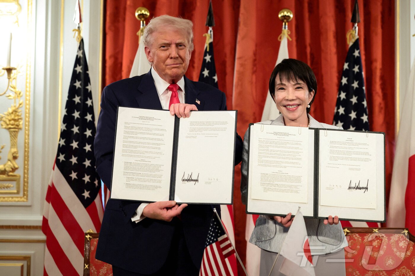 본문 이미지 - 도널드 트럼프 미국 대통령과 다카이치 사나에 일본 총리가 28일 도쿄 모토아카사카에서 열린 정상회담에서 중요 광물과 희토류 공급 확보에 관해 서명한 문서를 들고 있다. 2025.10.28 ⓒ 로이터=뉴스1 ⓒ News1 김경민 기자