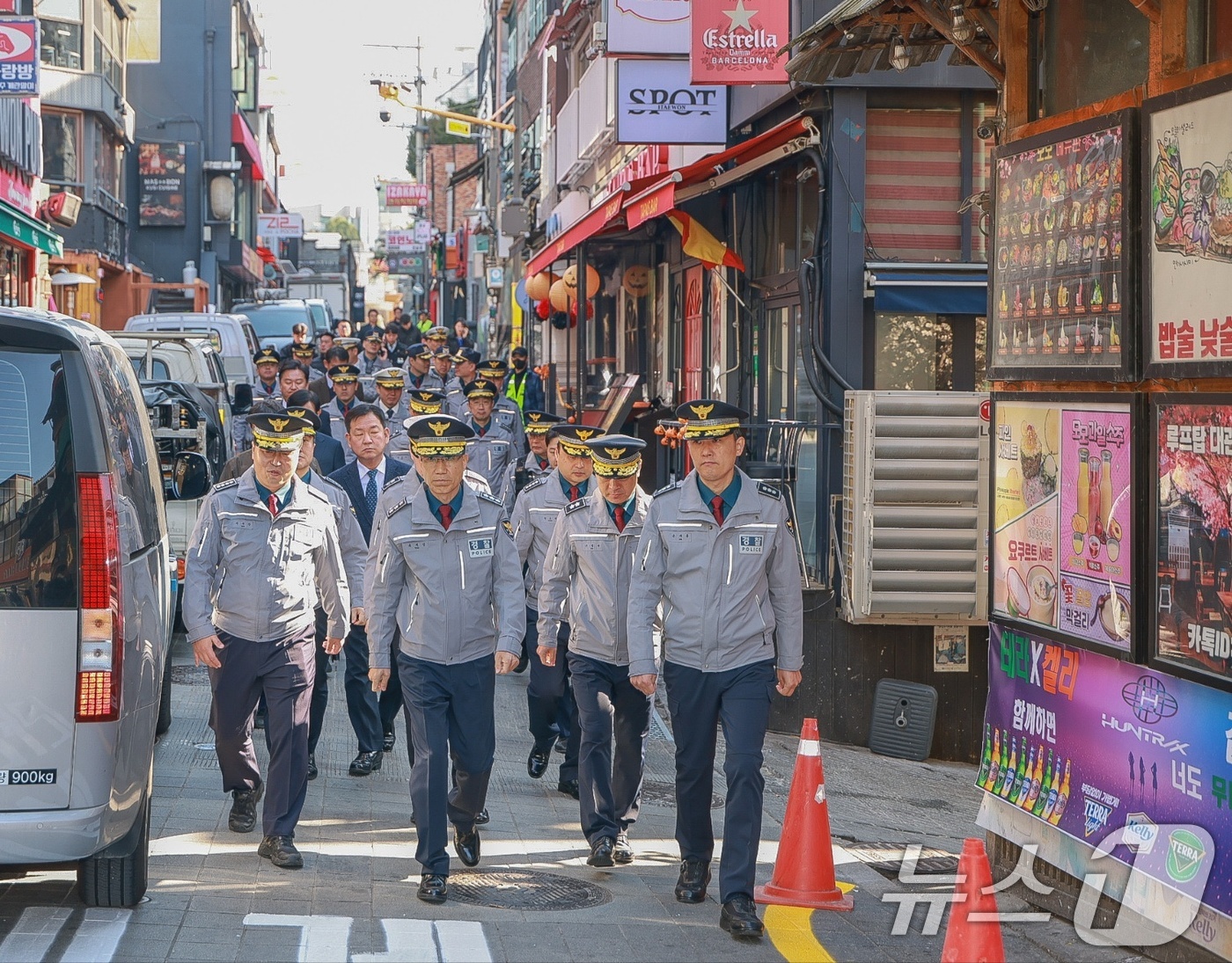 (서울=뉴스1) = 유재성 경찰청장 직무대행이 핼러윈 데이를 앞둔 28일 서울 용산구 이태원 일대를 찾아 안전관리 상황을 점검하고 있다. (경찰청 제공. 재판매 및 DB 금지) 2 …