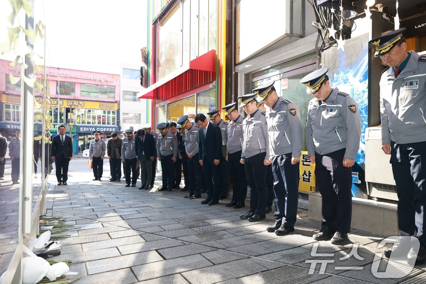 (서울=뉴스1) = 유재성 경찰청장 직무대행이 핼러윈 데이를 앞둔 28일 서울 용산구 이태원 참사 현장을 찾아 묵념을 하고 있다. (경찰청 제공. 재판매 및 DB 금지) 2025. …