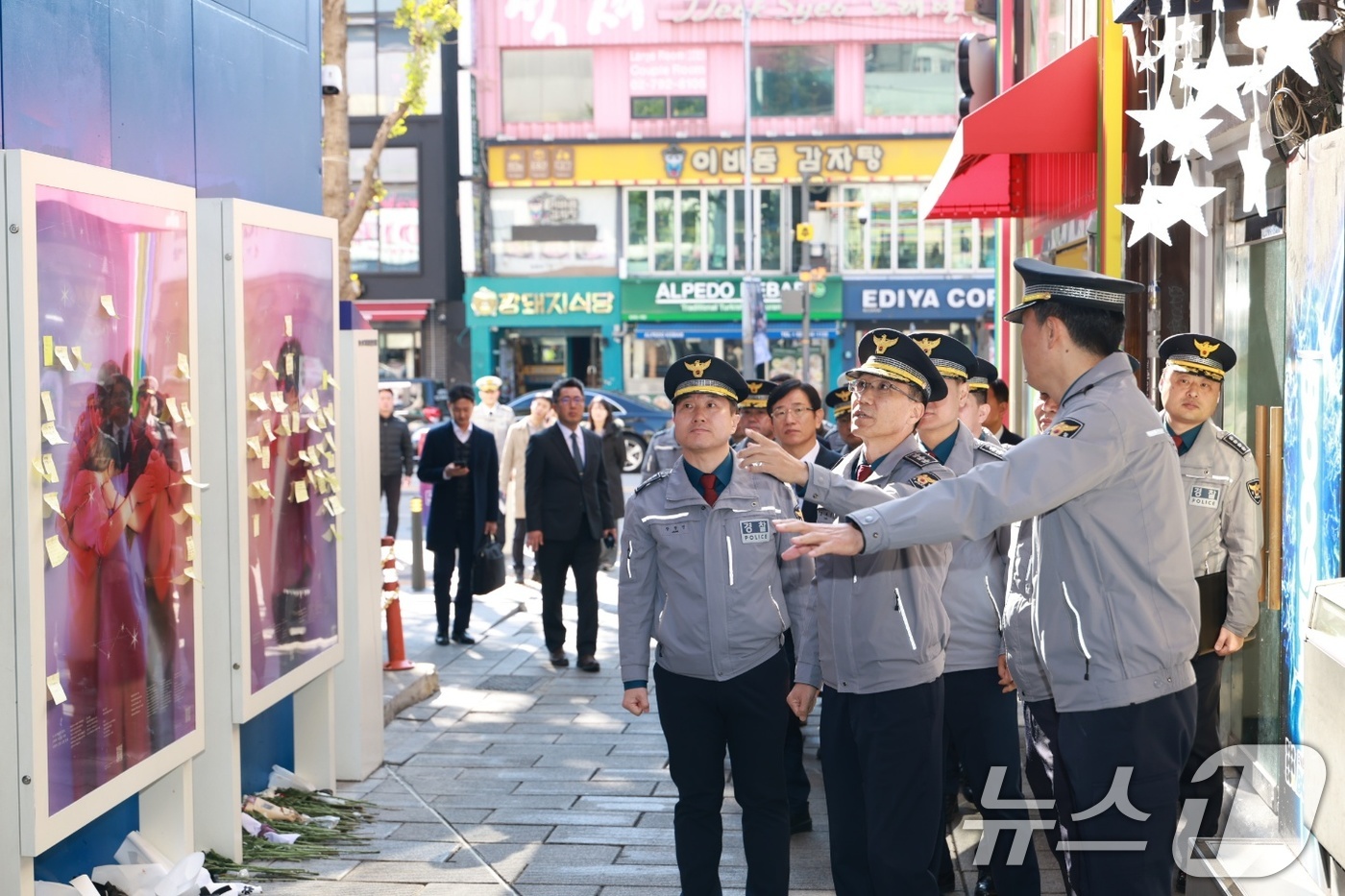 (서울=뉴스1) = 유재성 경찰청장 직무대행이 핼러윈 데이를 앞둔 28일 서울 용산구 이태원 일대를 찾아 안전관리 상황을 점검하고 있다. (경찰청 제공. 재판매 및 DB 금지) 2 …